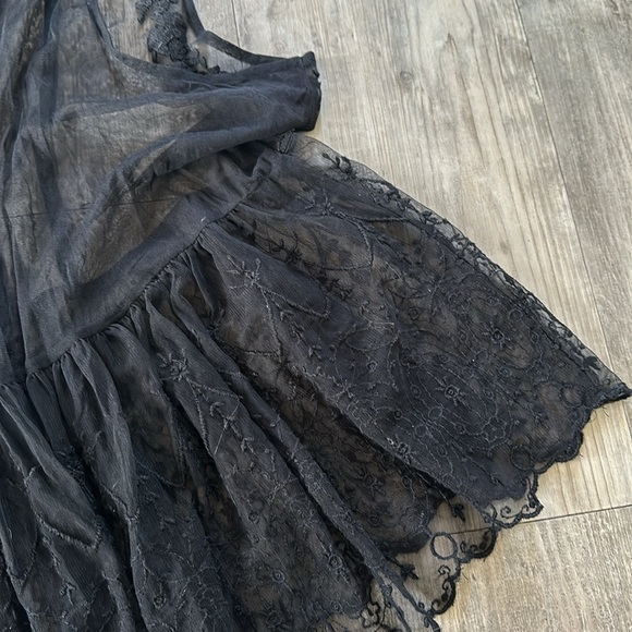 HOLLISTER SHEER MESH EMBROIDERED PEPLUM TANK - Picture 8 of 11